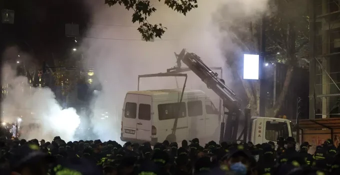 Gürcistan’da Parlamentoya Protesto