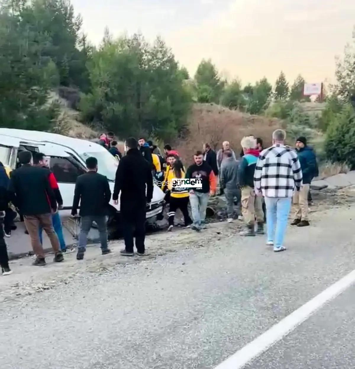 Adıyaman’da Hafif Ticari Araç Kaza Yaptı: 6 Yaralı