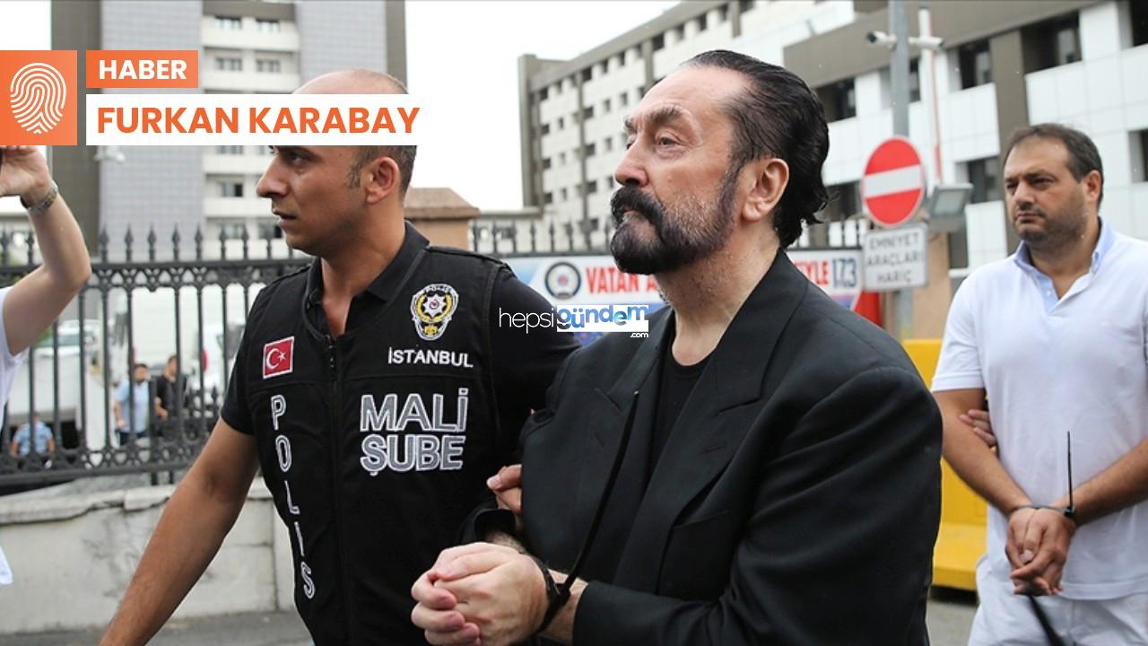 Adnan Oktar duruşma salonunda: ‘Kombininiz çok hoş maşallah’