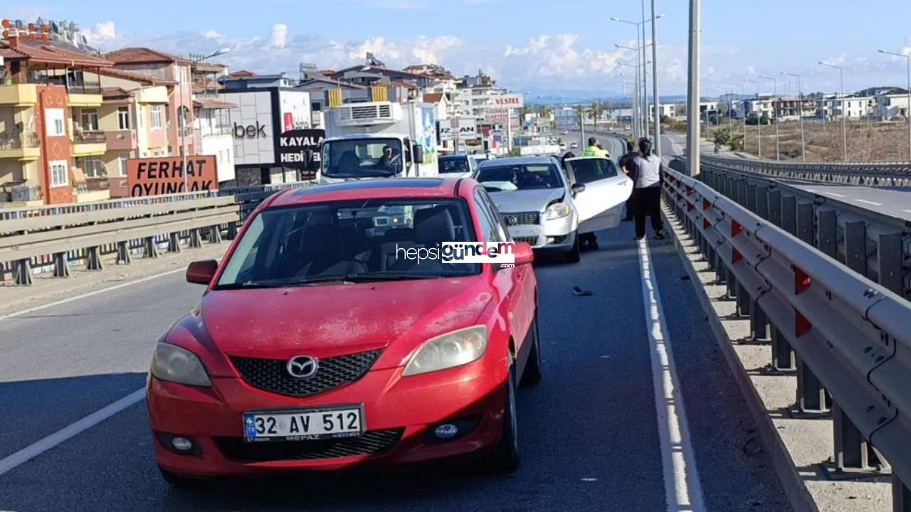 Arabası iterek götürmeye çalıştı, 2 kazaya sebep oldu