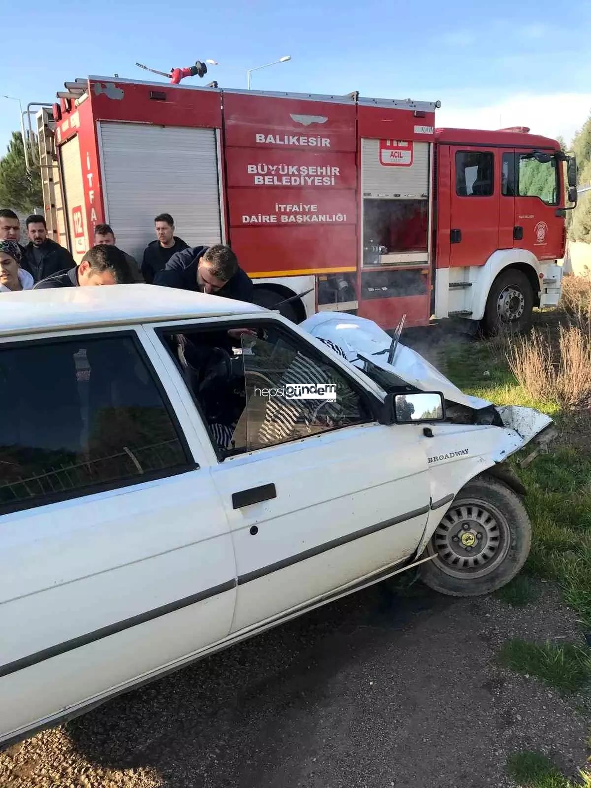 Balıkesir’de Süratli Araba Kamyona Çarptı, Şoför Sıkıştı