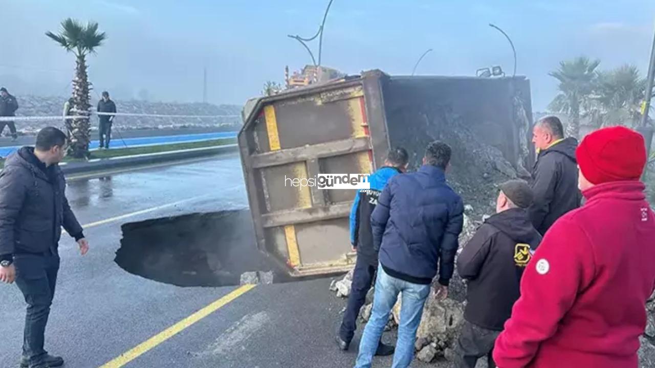 Balıkesir’de yol çöktü, çukura düşen kamyon devrildi