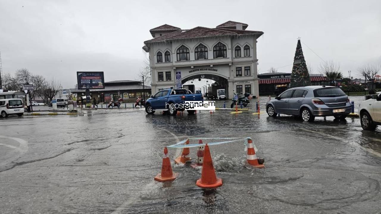 Bandırma’da sağanak: Trafik durdu, rögarlar patladı