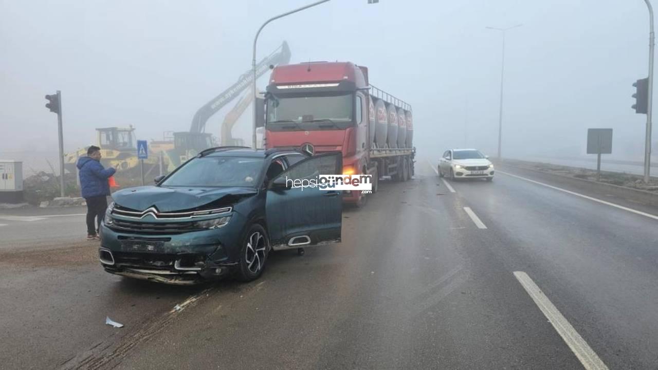 Bandırma’da tır ağır sis ve kaygan yolda araçlara çarptı