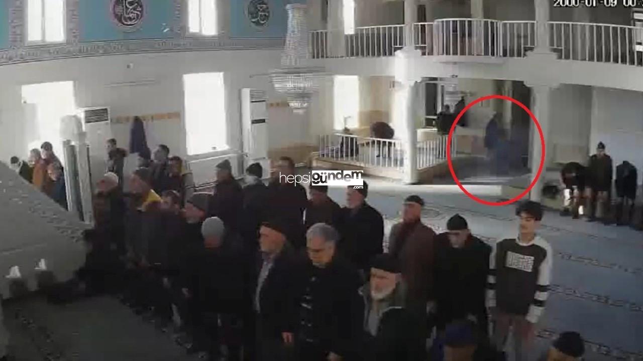 Cemaat namaz kılarken, mescide torpil attı