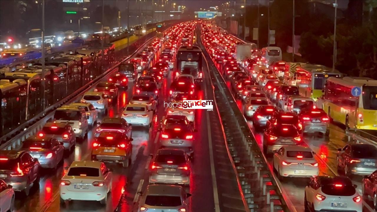 İstanbul’daki kar yağışını trafik de etkiliyor: ‘Sürücülerin bir yanılgısı var’