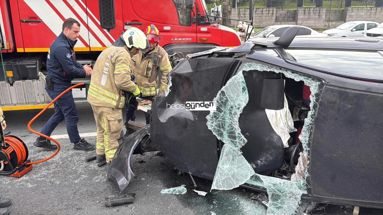 Kağıthane’de araba aydınlatma direğine çarptı: 2 yaralı