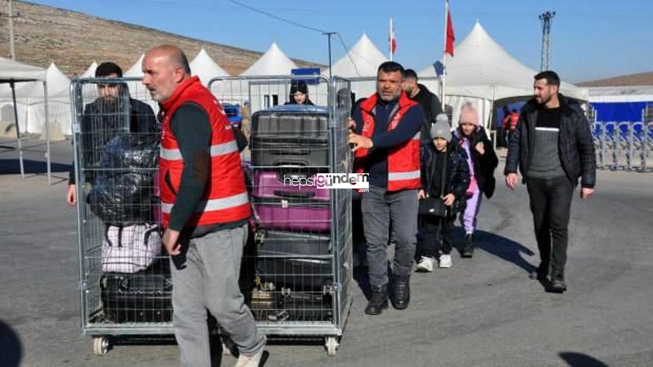 Karnelerini alan Suriyeli çocuklar, aileleriyle birlikte memleket yoluna düştüler