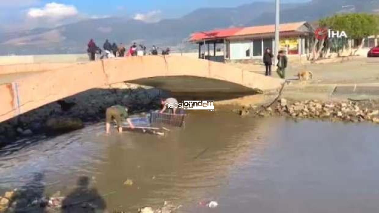 Meskenden getirdikleri perdeyle kanalda balık yakaladılar