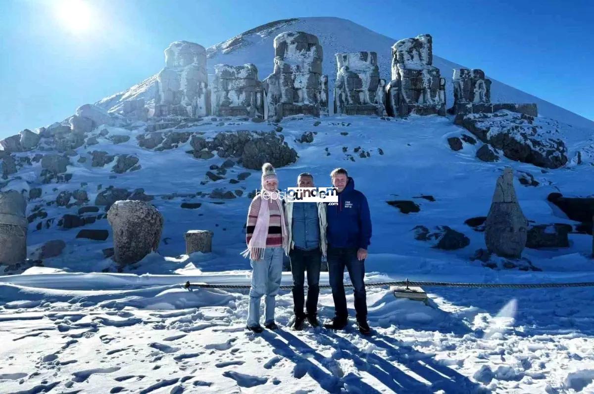 Nemrut Dağı Kış Turizmiyle Olumsuz Hava Şartlarına Karşın Ziyaretçi Akınına Uğruyor