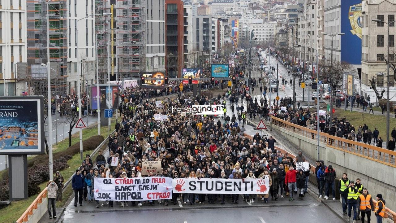 Sırbistan’da greve giden öğretmenlere öğrencilerden takviye