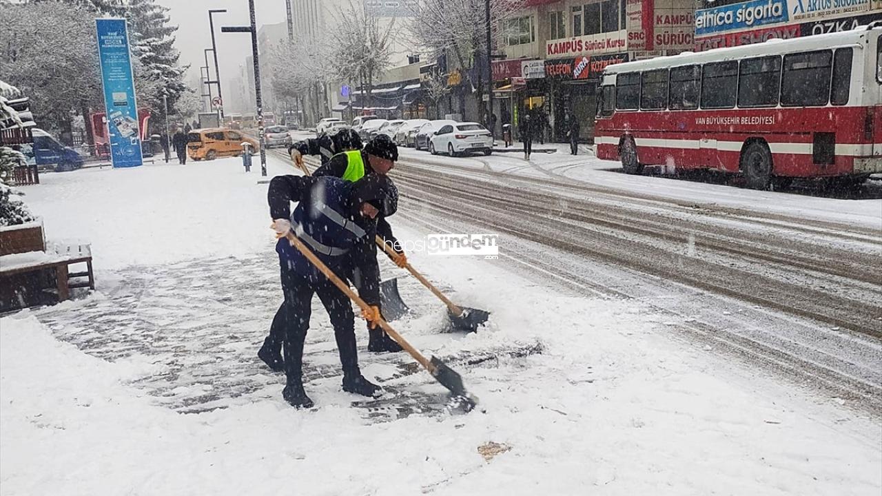 Van’da ağır kar yağışı: 255 yol ulaşıma kapandı