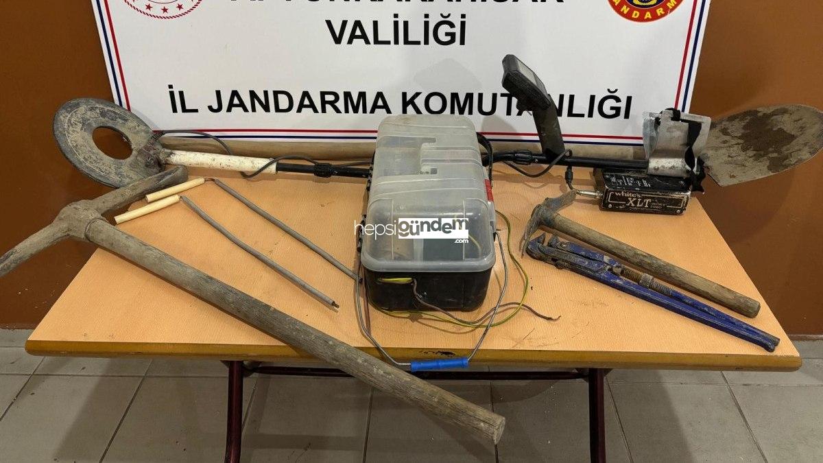 Afyonkarahisar’da devriye gezen jandarma definecileri suçüstü yaptı