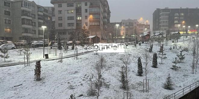 Ankara’da akşam saatlerinde başlayan kar tesirli oluyor