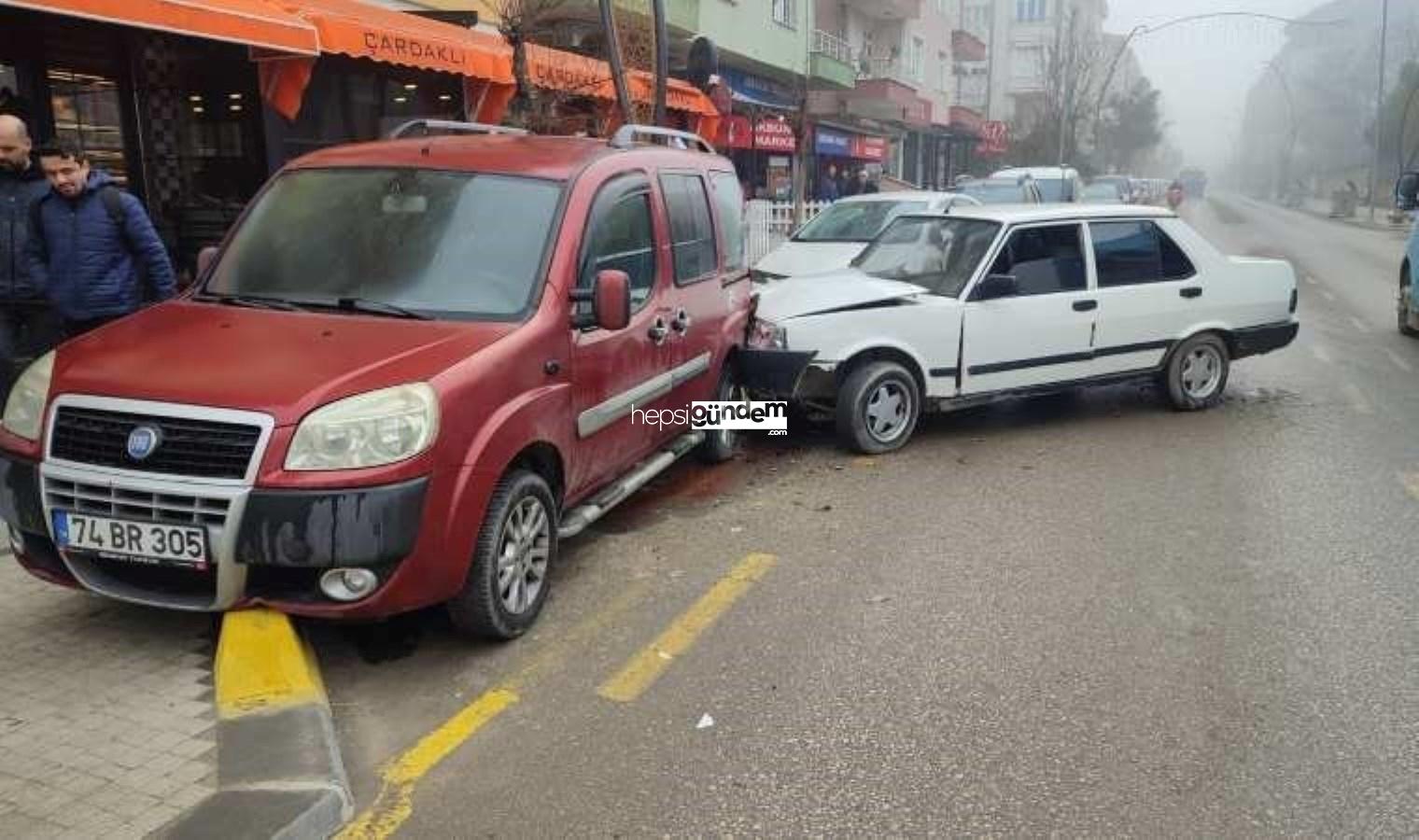 Araba, park halindeki 3 araca çarptı: 2 yaralı