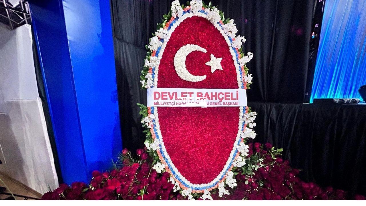 Bahçeli’den AK Parti kongresine gül, karanfil ve orkideli ileti