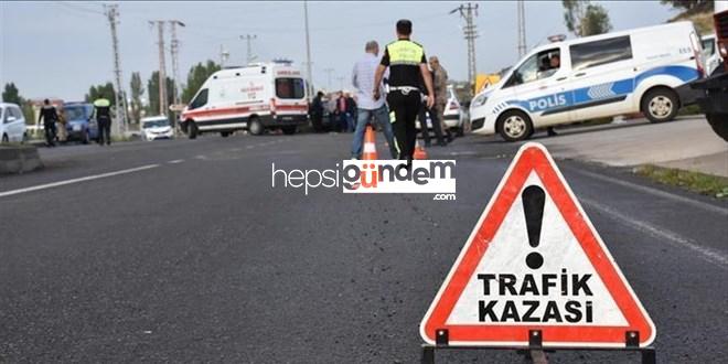 Denizli’de araba ile hafif ticari aracın çarpıştığı kazada 2 kişi öldü