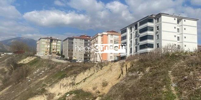 Heyelan nedeniyle apartman sakinleri tedirginlik yaşıyor