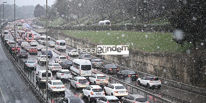 İstanbul’da kar tesirini sürdürüyor