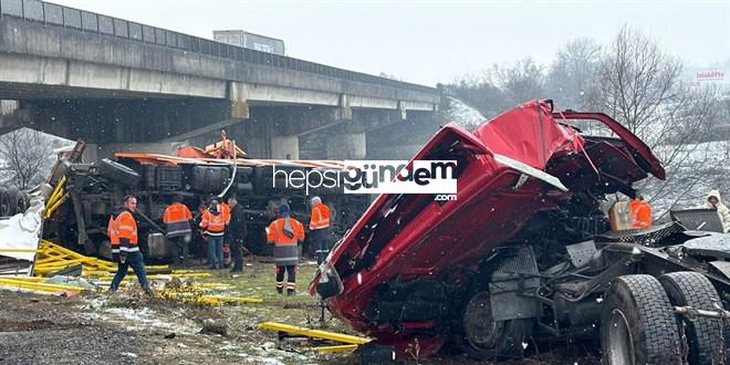 Kar küreme aracı ile tır köprüden devrildi: 2 şoför öldü