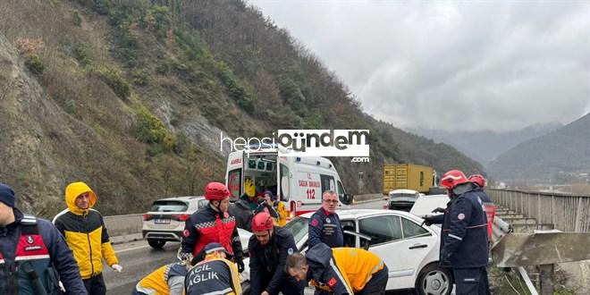 Sakarya’da bariyere çarpan arabanın şoförü öldü