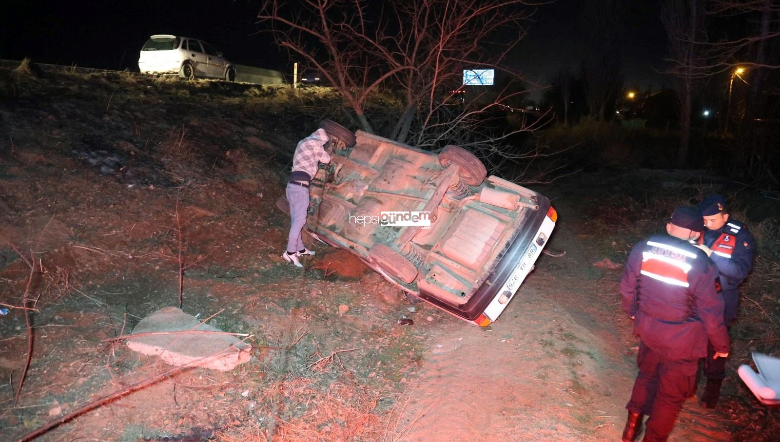 Şarampole devrilen araba ağaca çarparak durabildi: 3 yaralı