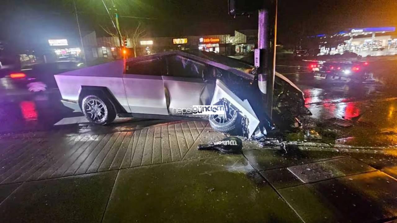 Tesla Cybertruck, otonom ilerlerken direğe girdi!