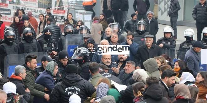 Van’da müsaadesiz yürüyüşe polis müdahalesi; 17 gözaltı