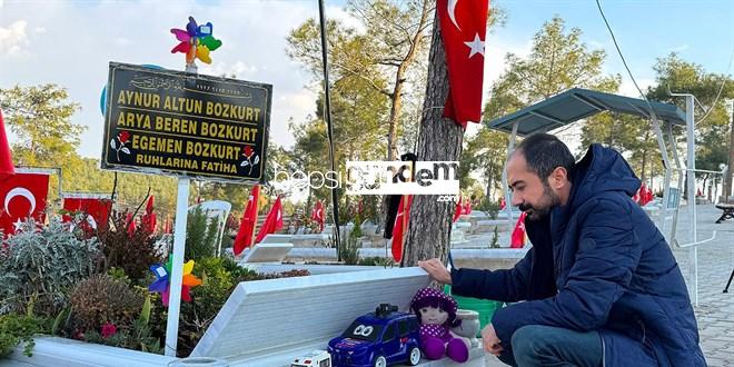 Zelzelede eşi ve çocuklarını kaybeden baba, her gün mezarlığa ikramlarla gidiyor