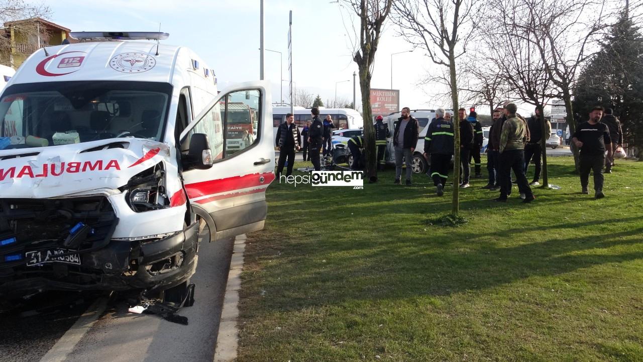 Ağır yaralı gebe bayanı taşıyan ambulans kaza yaptı: 5 yaralı