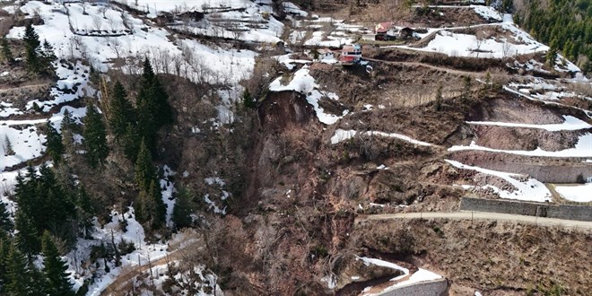 Artvin’de heyelan: İki konut kullanılamaz hale geldi