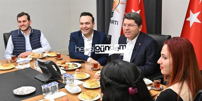 Bakan Tunç, hukuk fakültesi öğrencileriyle sahur yaptı