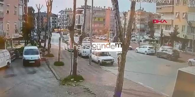 Halk otobüsü park halindeki araçlara çarpıp, kafeye girdi; 4 yaralı