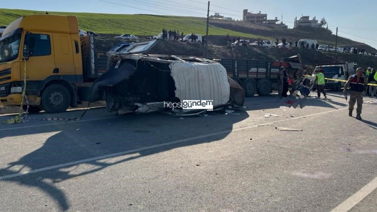 Hatay’da TIR ile personel servisi çarpıştı: 6 meyyit, 8 yaralı