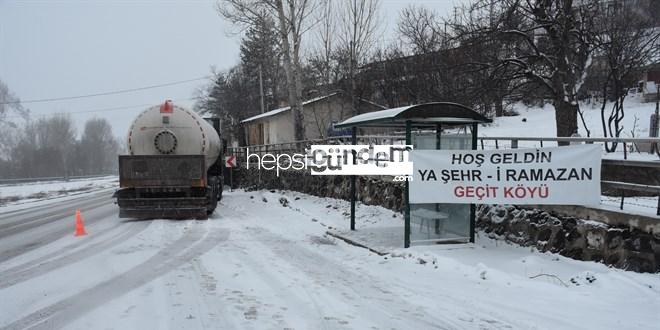 Hayırsever köylüler, yoldan geçenlere oruçlarını açtırıyor