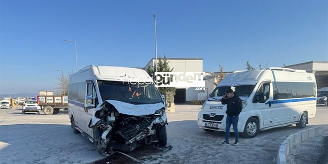 Personel servisi kaza yaptı: 19 yaralı