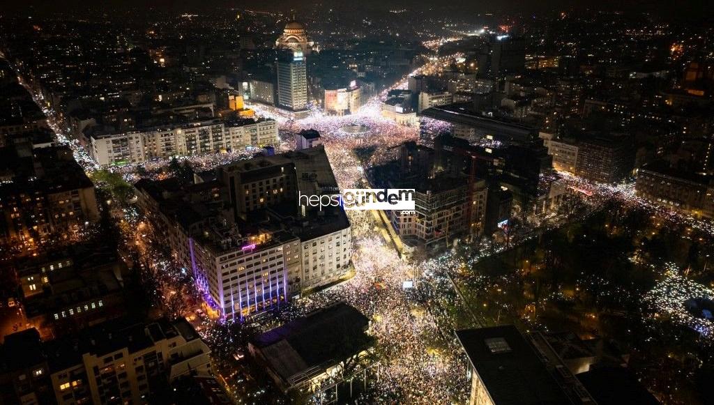 Sırbistan’da dev protesto: Belgrad sokakları öğrencilerle doldu