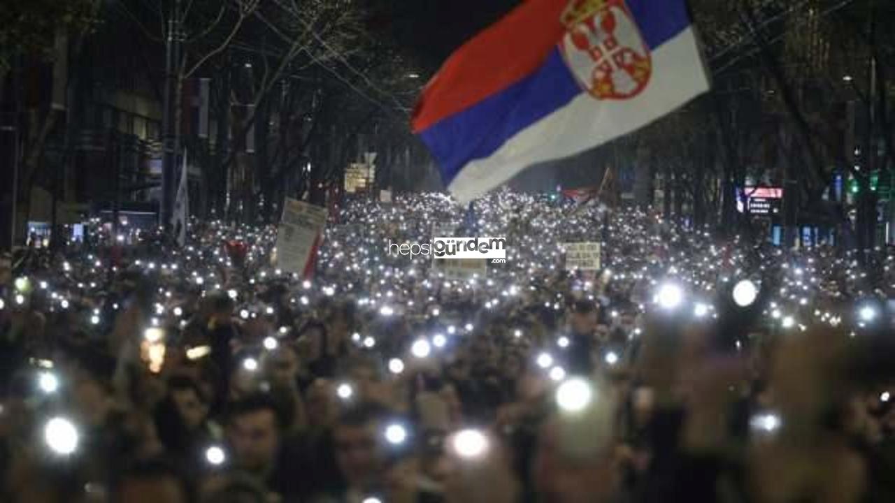 Sırbistan’da tarihinin en kalabalık protestosu! Yüz binler sokağa döküldü!