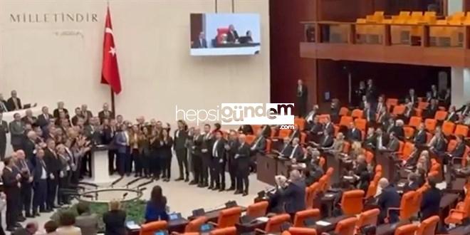 TBMM’de CHP’li vekiller kürsüyü işgal etti