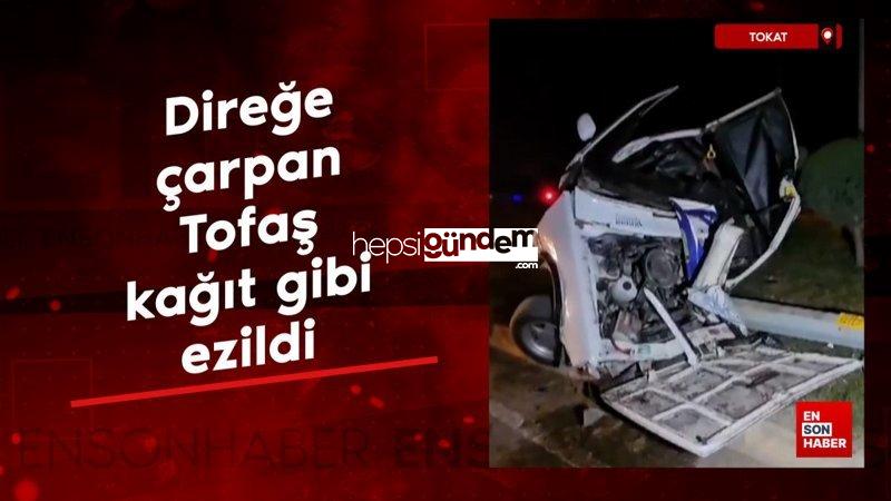 Tokat’ta direğe çarpan Tofaş kağıt üzere ezildi