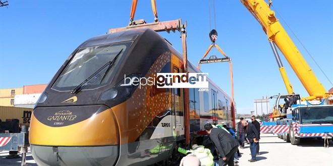 TÜRASAŞ Yerli Tren Seti Gaziantep’te Raylara İndirildi